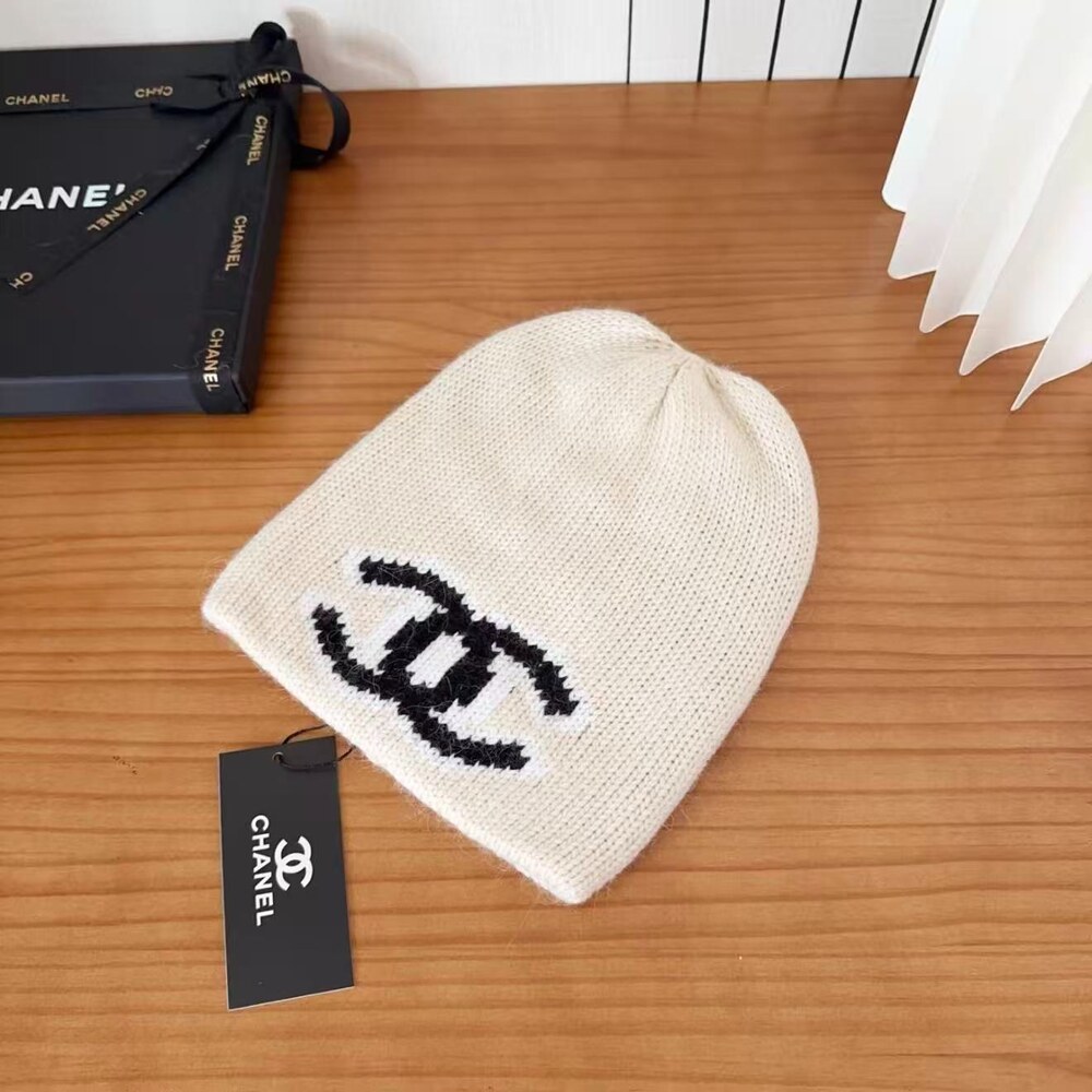 Chanel CC Logo Cashmere Knit Beanie - Picture 6 of 6
